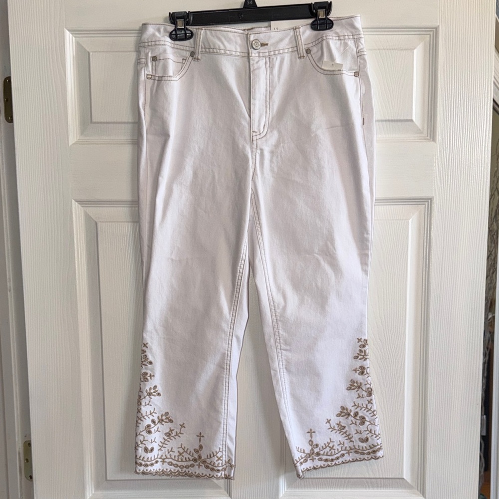 LAST CHANCE SALE! Women’s White Straight-Leg Capris with tan Embroidered Hem - Picture 1 of 10